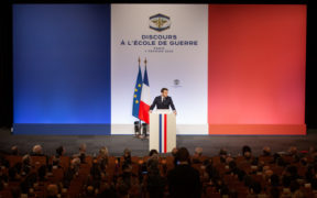 Macron durante discuros sobre IA y redes digitaless